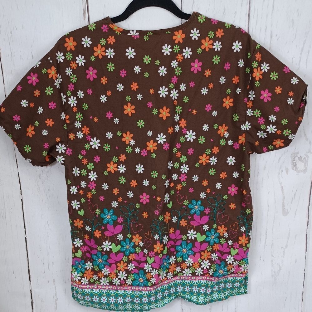 ‼️5/$25‼️ Dickies Womens Brown Floral Scrub Top Hearts Flowers - Picture 6 of 6